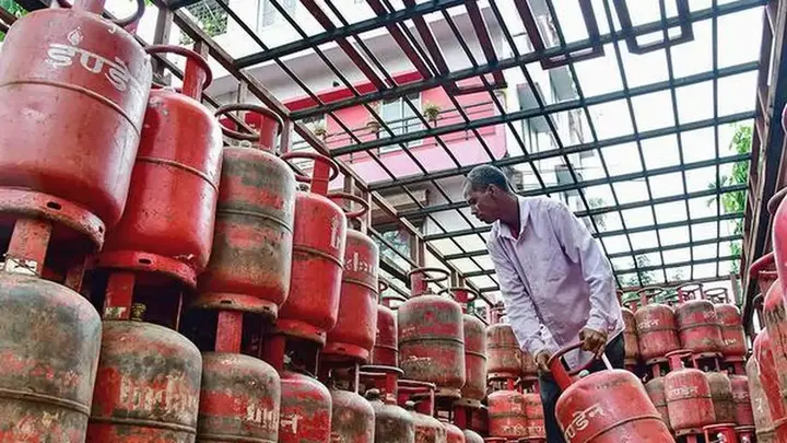 State fuel retailers’ LPG revenue loss narrows to ₹188 a cylinder in August