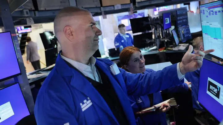 US stocks bounce back as bond yields retreat