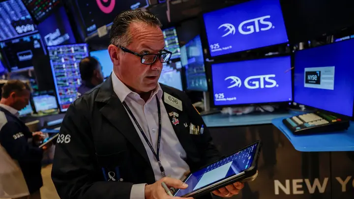 Wall Street stocks edge lower as bond yields rebound, Walmart sinks 8%