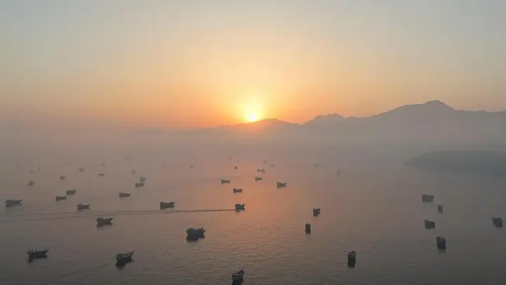 Strait of Hormuz shipping traffic slightly rises amid Iran-Oman talks