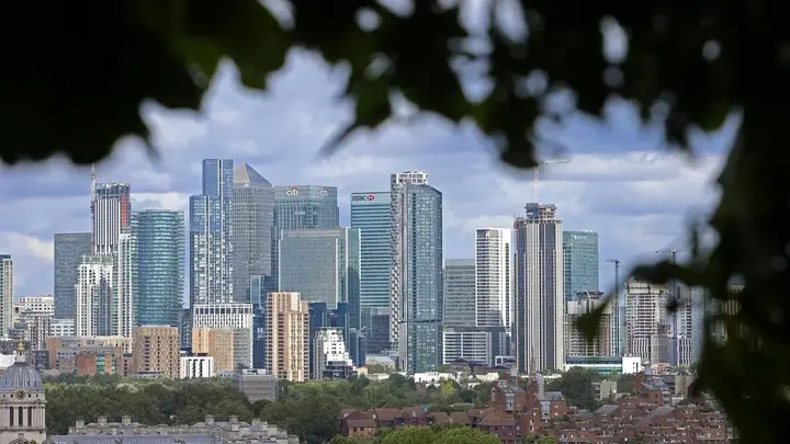 UK bank stocks slide as 30-year borrowing costs hit highest since 1998